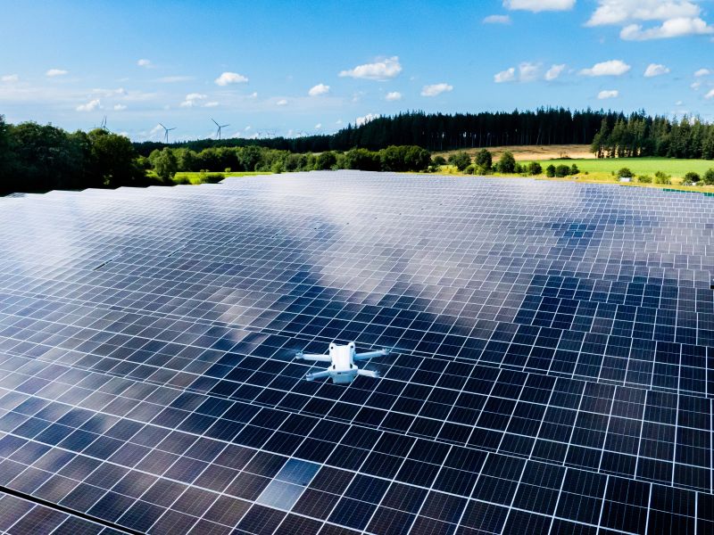 Filmen einer potenziellen Fläche für den Bau einer Solaranlage