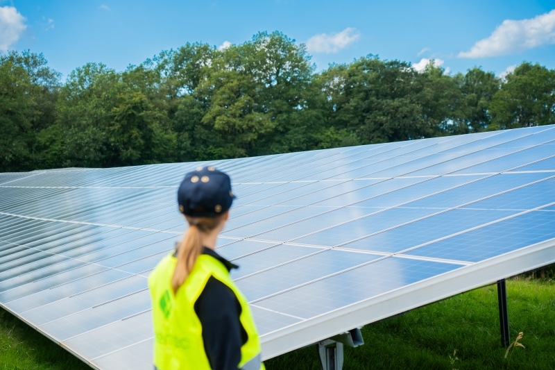 Experten-Team führt eine End-of-Warranty Prüfung an einer PV-Anlage durch, um Mängel vor Ablauf der Gewährleistung zu sichern.