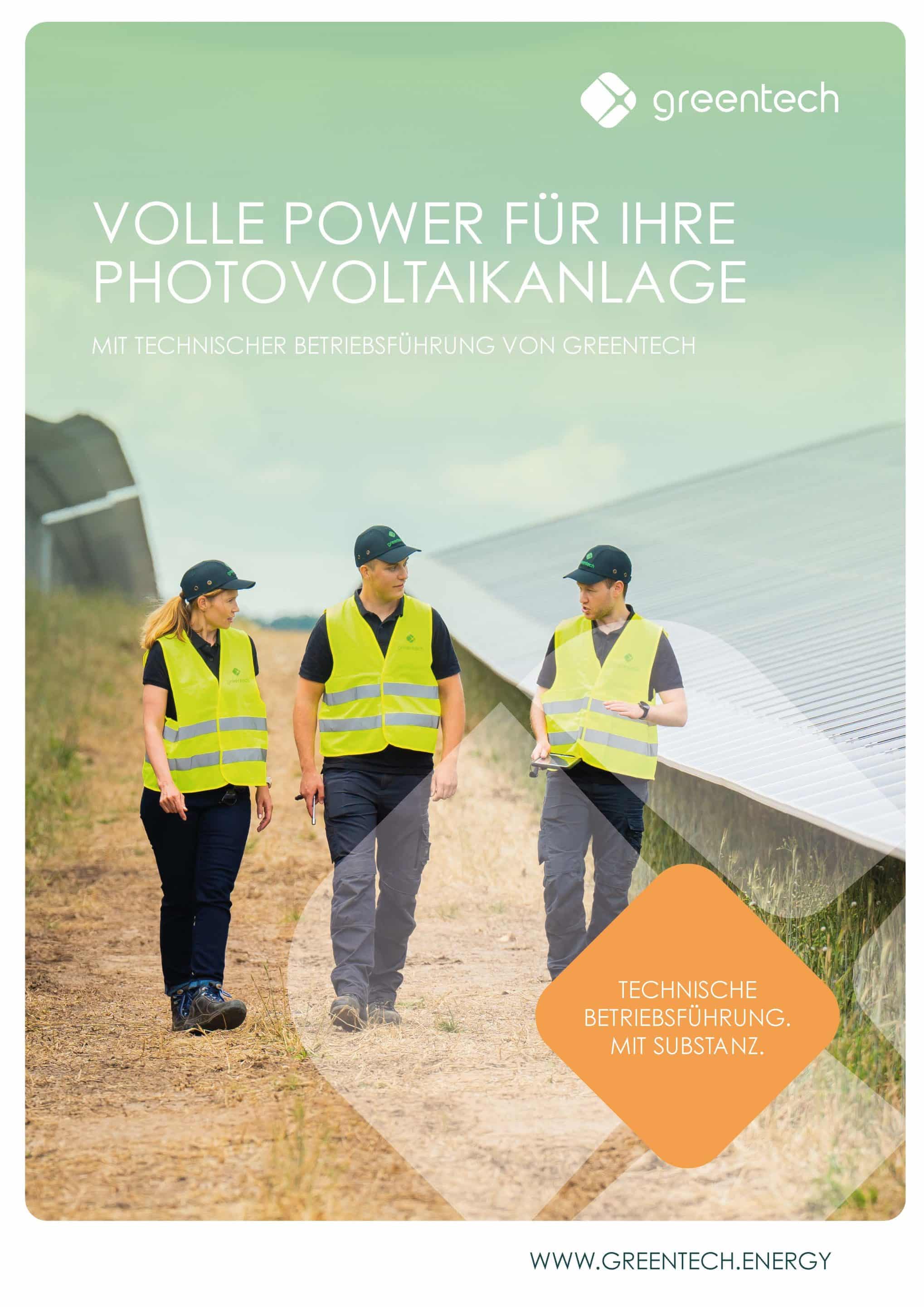 Broschüre Titelbild Mitarbeiter vor PV-Anlage