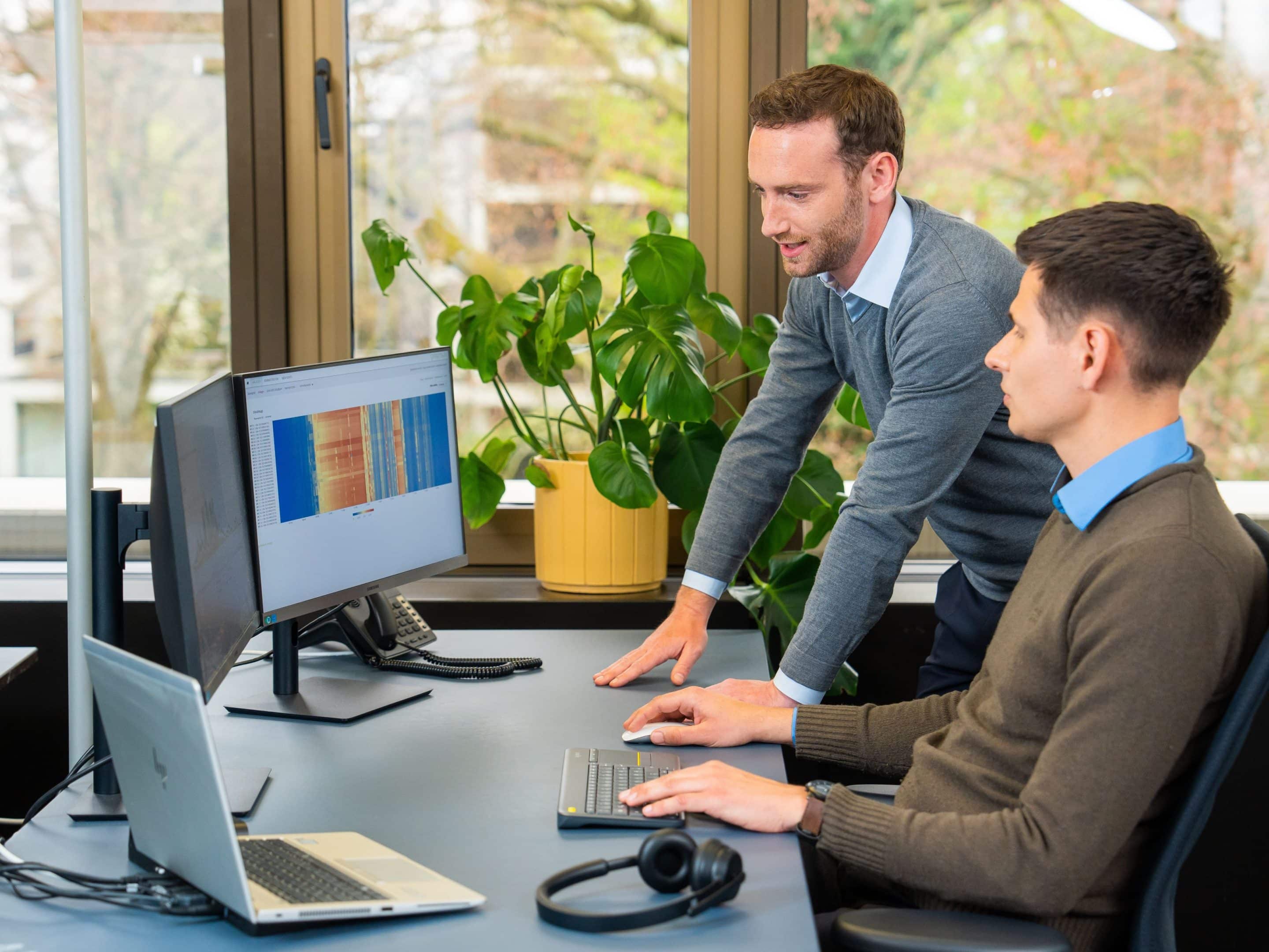 Zwei Personen unterhalten sich im Büro zum Thema technische Betriebsführung