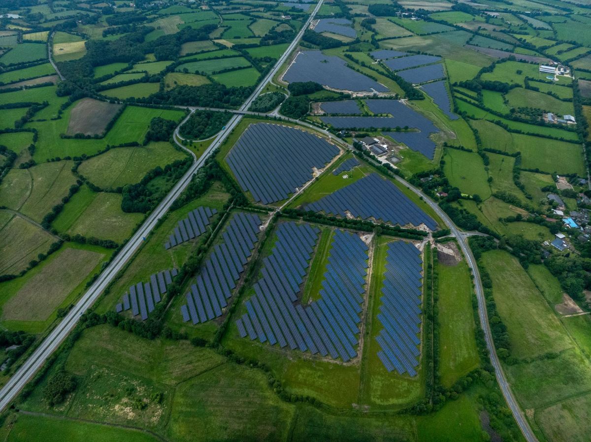 Luftaufnahme eines großen Solarparks, für den greentech ein wirtschaftliches Repowering PV Konzept zur Effizienzsteigerung entwickelt.