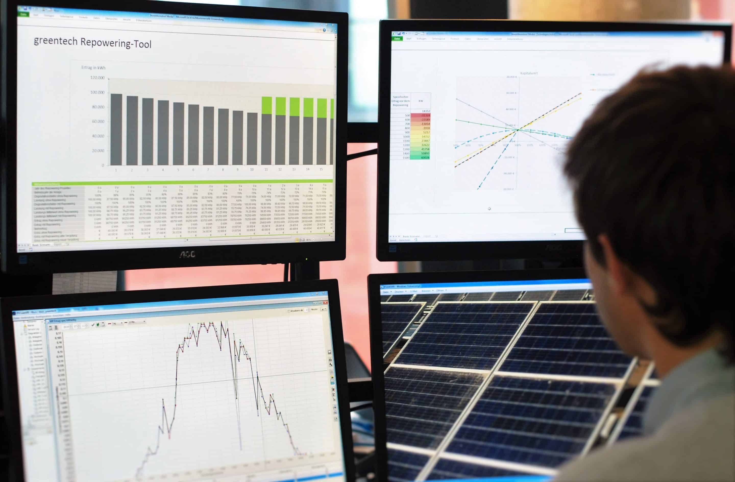 Ein Analyst prüft am Bildschirm mit dem greentech Repowering-Tool die Rentabilitätsanalyse für ein Photovoltaik-Projekt.